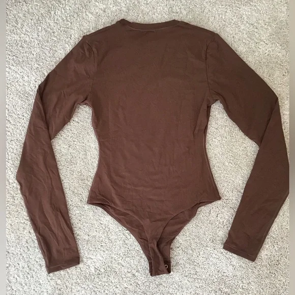 ‼️SOLD OUT‼️ SKIMS Fits Everybody Long Sleeve Crew Neck Bodysuit | Brown - Picture 7 of 11